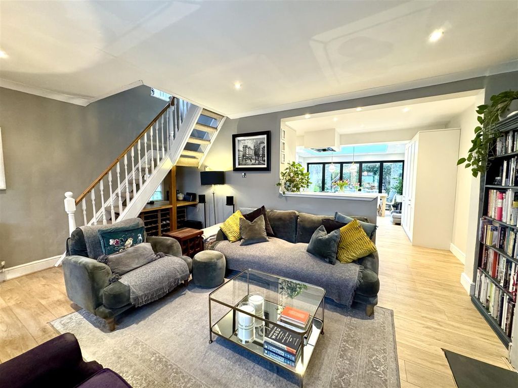 Property photo 3 of 20 Lounge