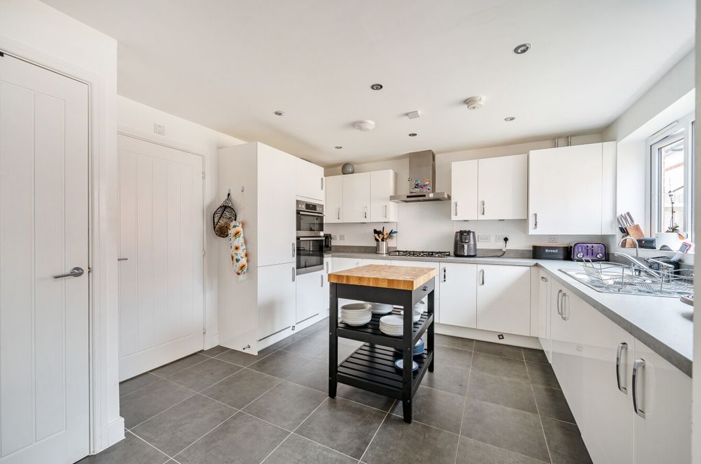 Property photo 2 of 17 1324895-21-687668...