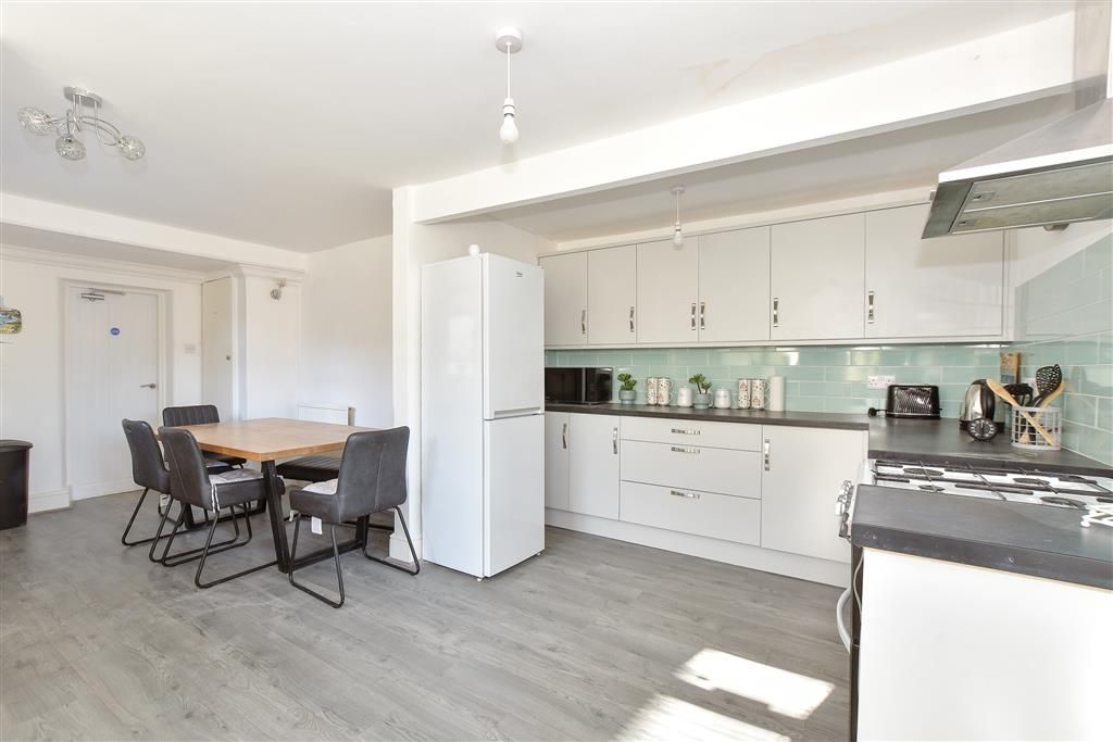 Property photo 1 of 10 Kitchen