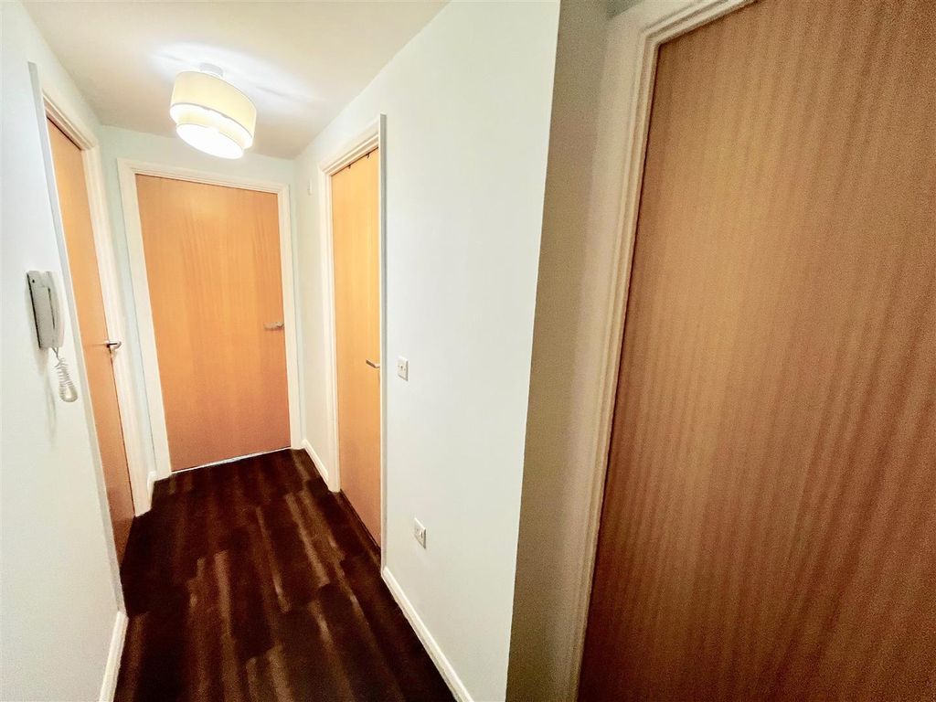 Property photo 3 of 11 Entrance Hall