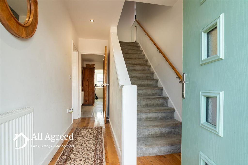 Property photo 3 of 23 Entrance Hall