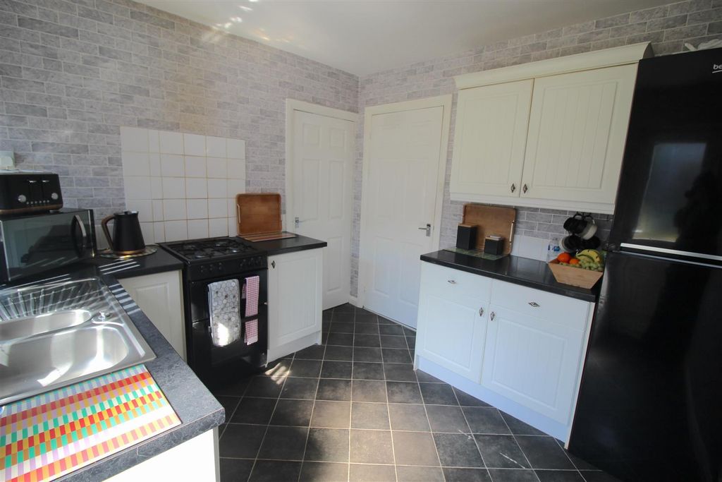 Property photo 3 of 9 Kitchen