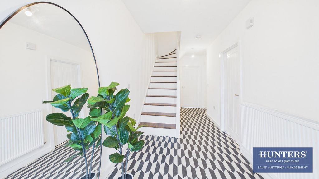 Property photo 2 of 18 Hallway