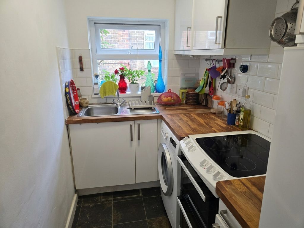Property photo 3 of 7 Kitchen