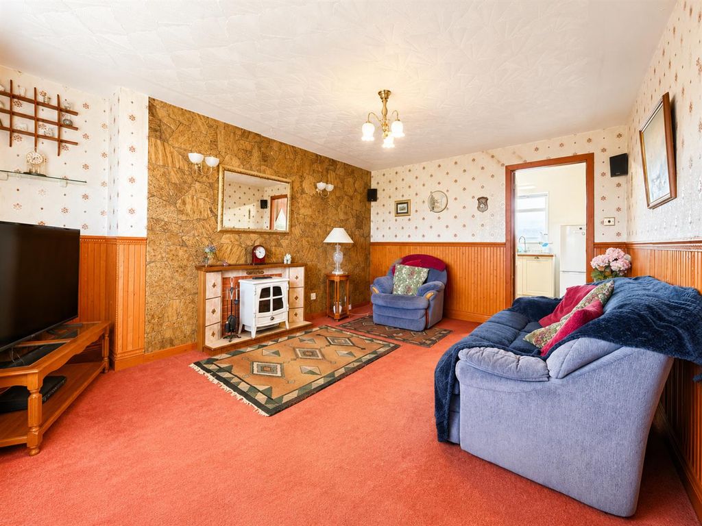 Property photo 3 of 13 Lounge