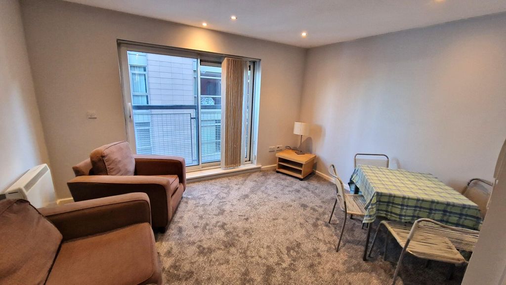 Property photo 3 of 31 Living Room