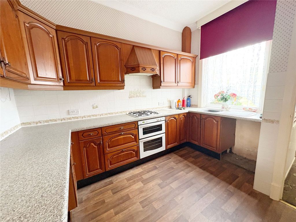 Property photo 3 of 11 Kitchen