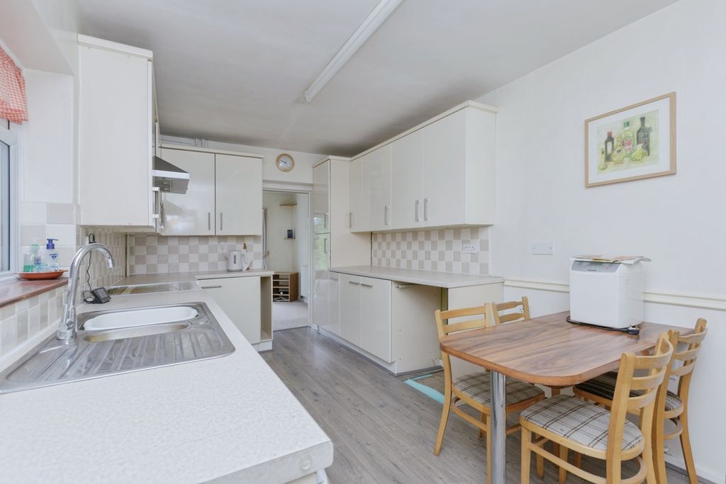 Property photo 3 of 17 Kitchen