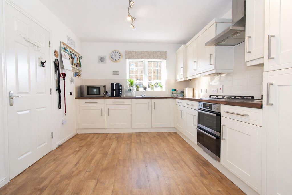 Property photo 3 of 23 Kit.Jpg