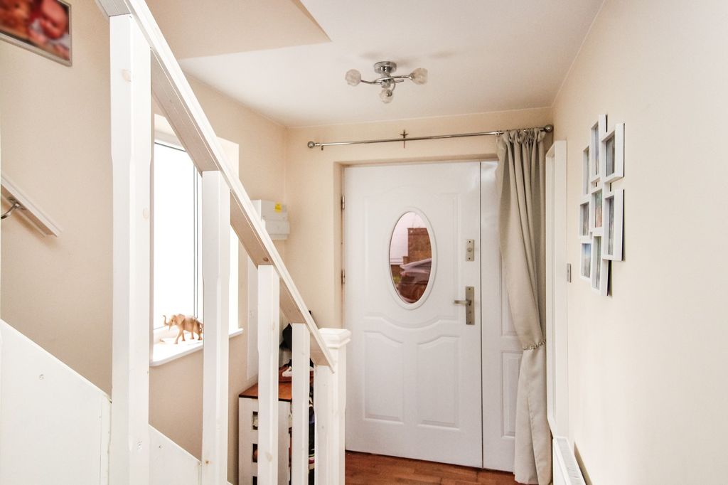 Property photo 2 of 13 Entrance Hall