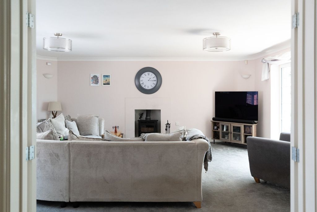Property photo 2 of 37