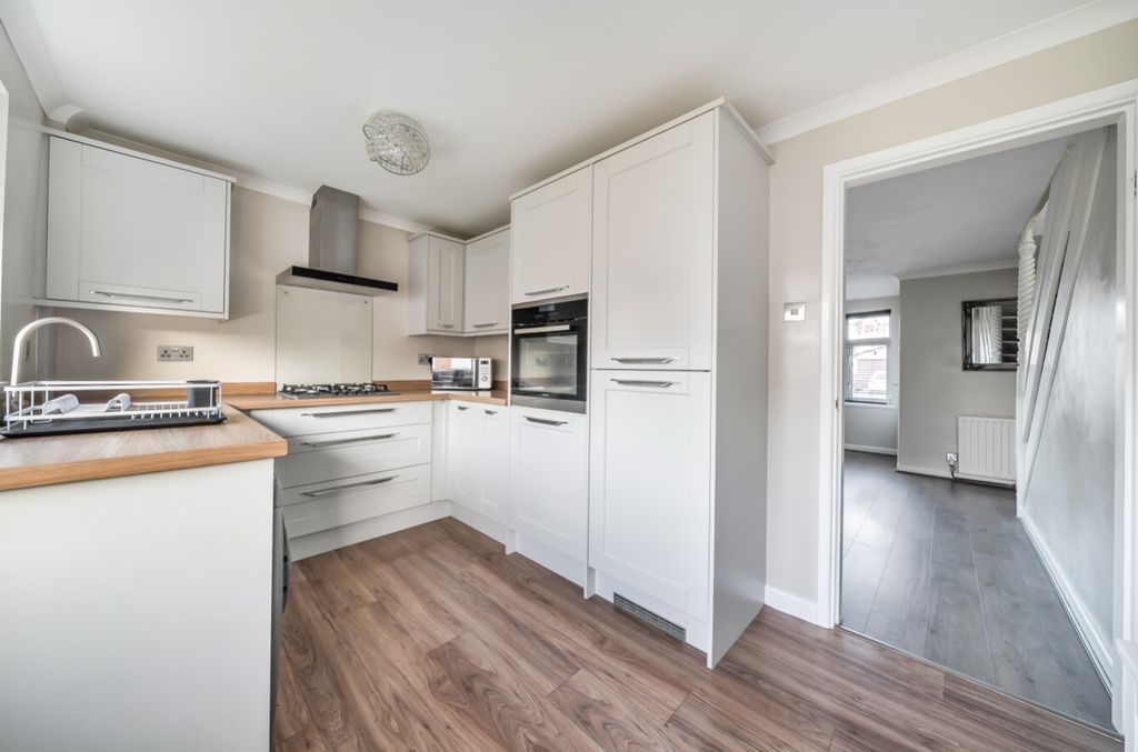 Property photo 3 of 18 Fully Fitted Kitchen