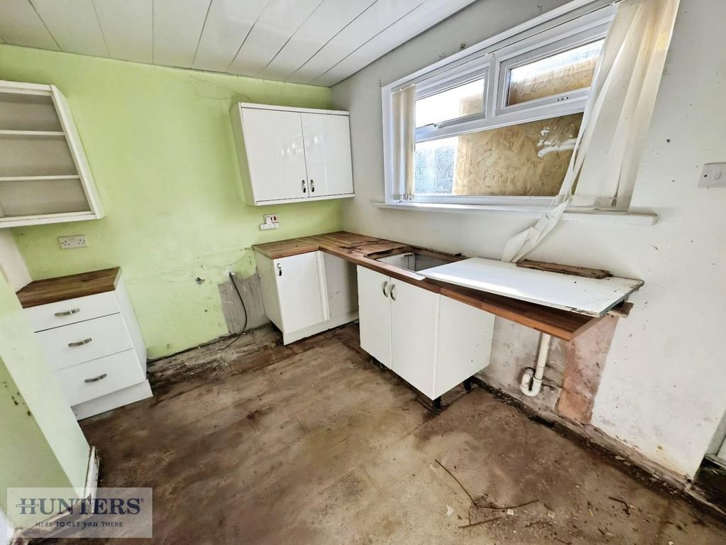 Property photo 2 of 6 Kitchen