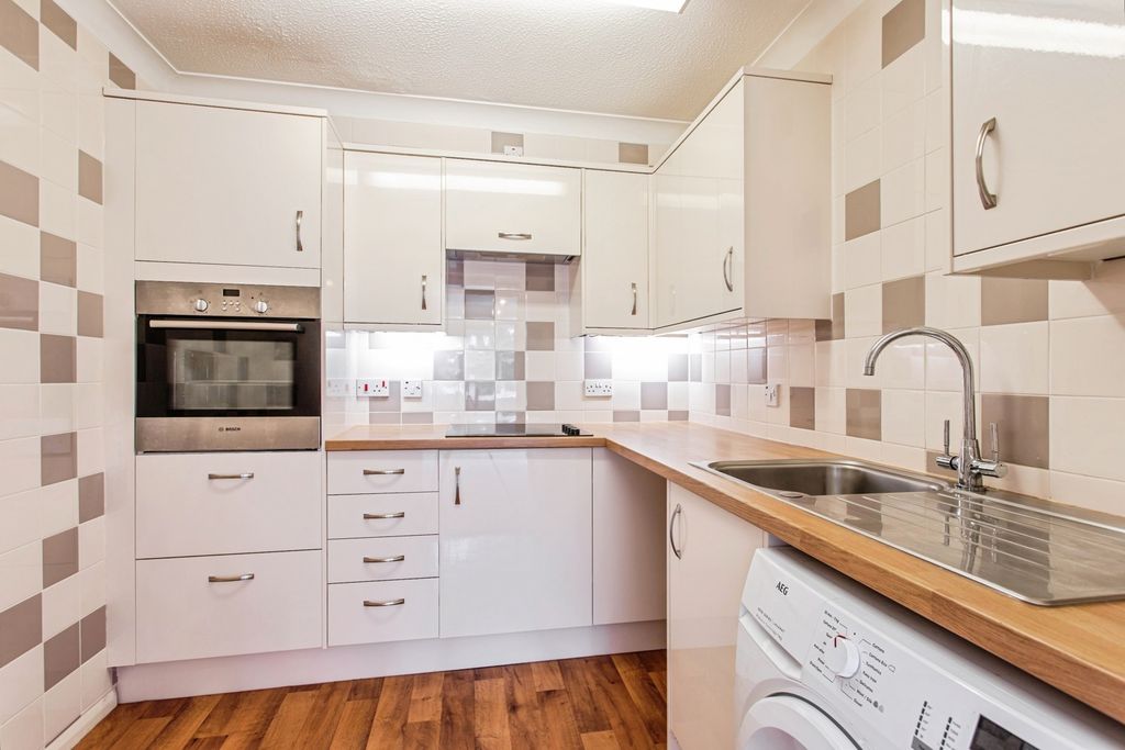 Property photo 3 of 18 Kitchen