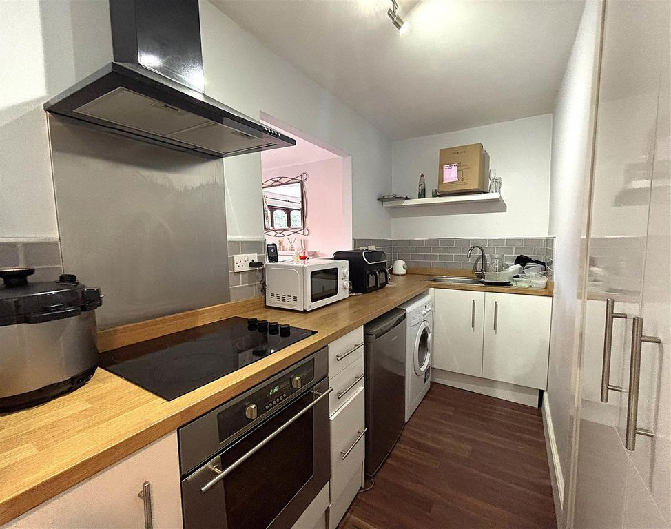 Property photo 2 of 7 Kitchen