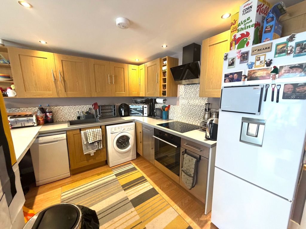 Property photo 3 of 9 Kitchen