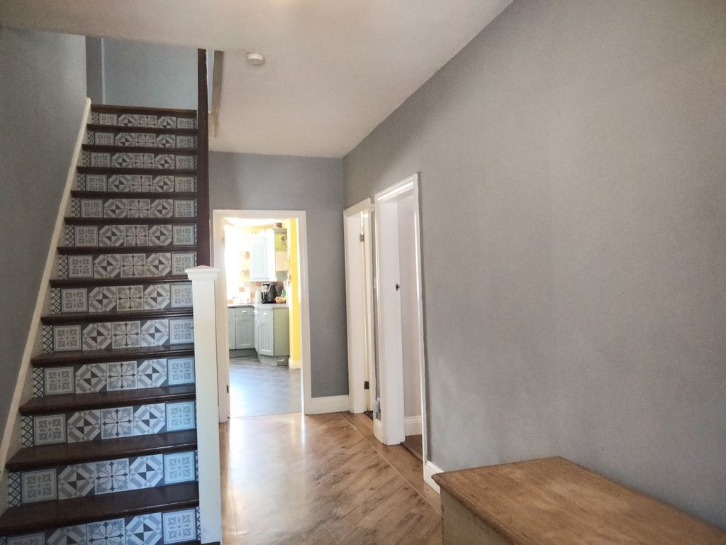 Property photo 2 of 19 Entrance Hall