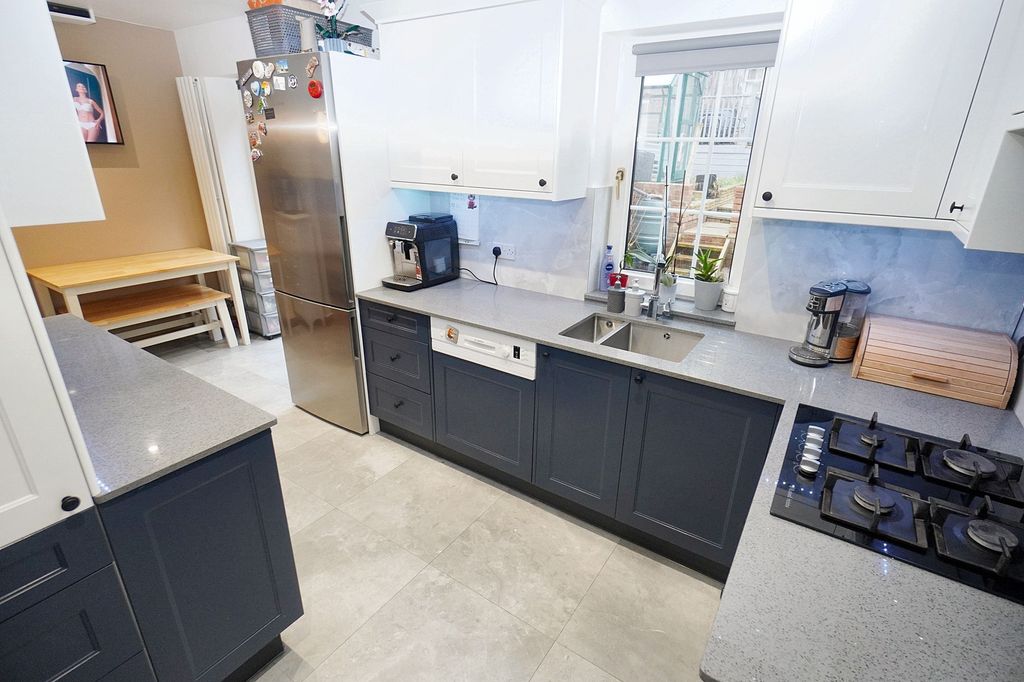 Property photo 3 of 15 Photo 6