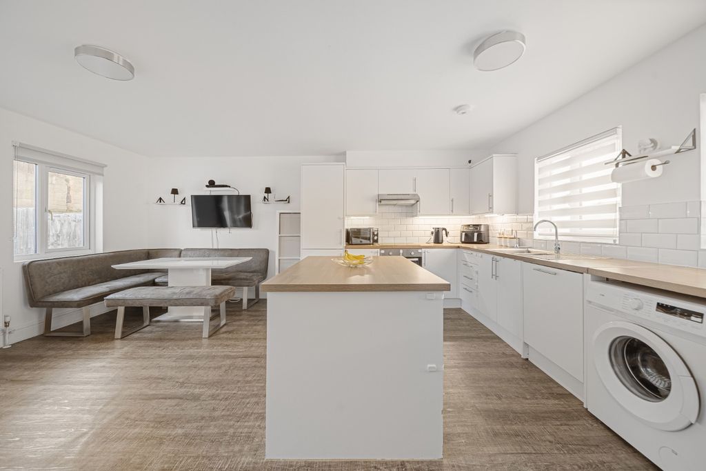 Property photo 2 of 20 4706822