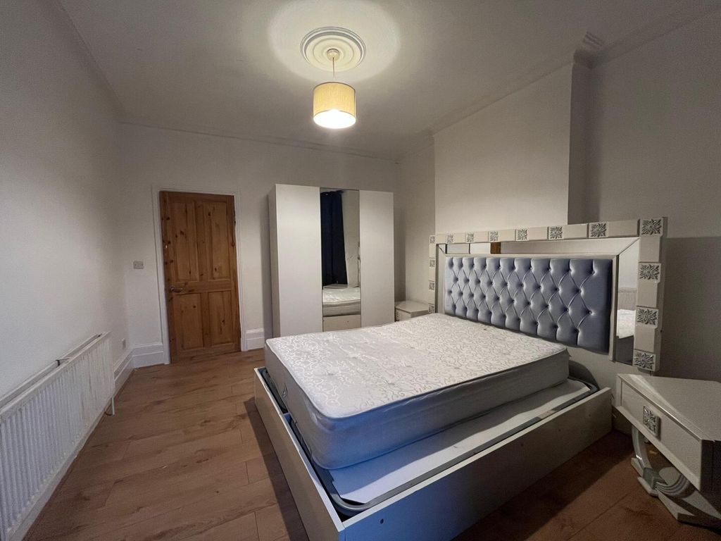 Property photo 1 of 18 Bedroom