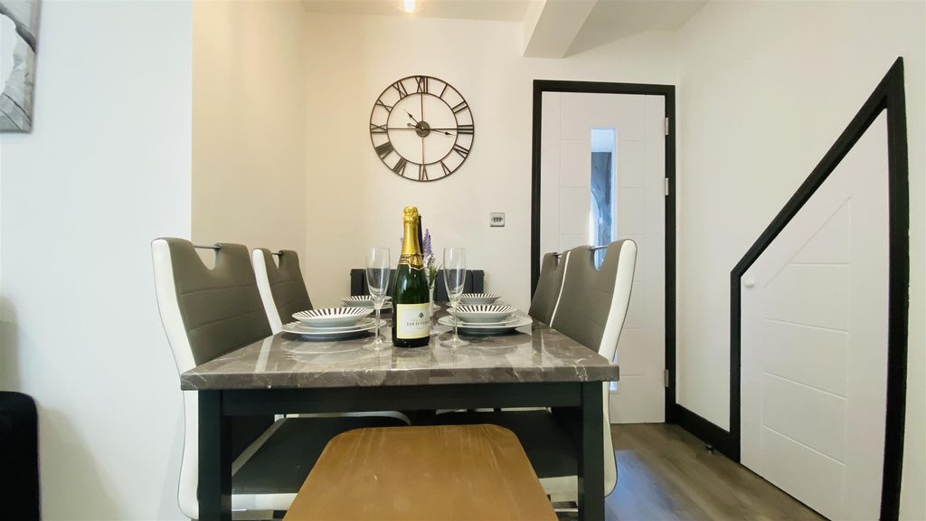 Property photo 3 of 27 Kitchen/Lounge