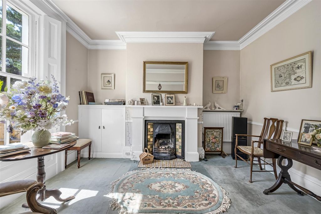 Property photo 3 of 20 Lounge