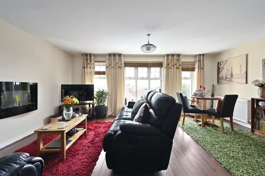 Property photo 2 of 15 10 Helensburgh Court  (8).Jpg