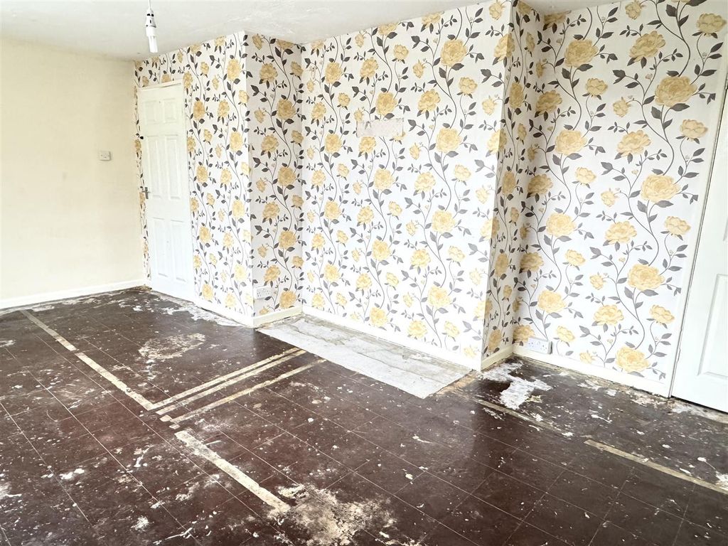 Property photo 3 of 17 Lounge