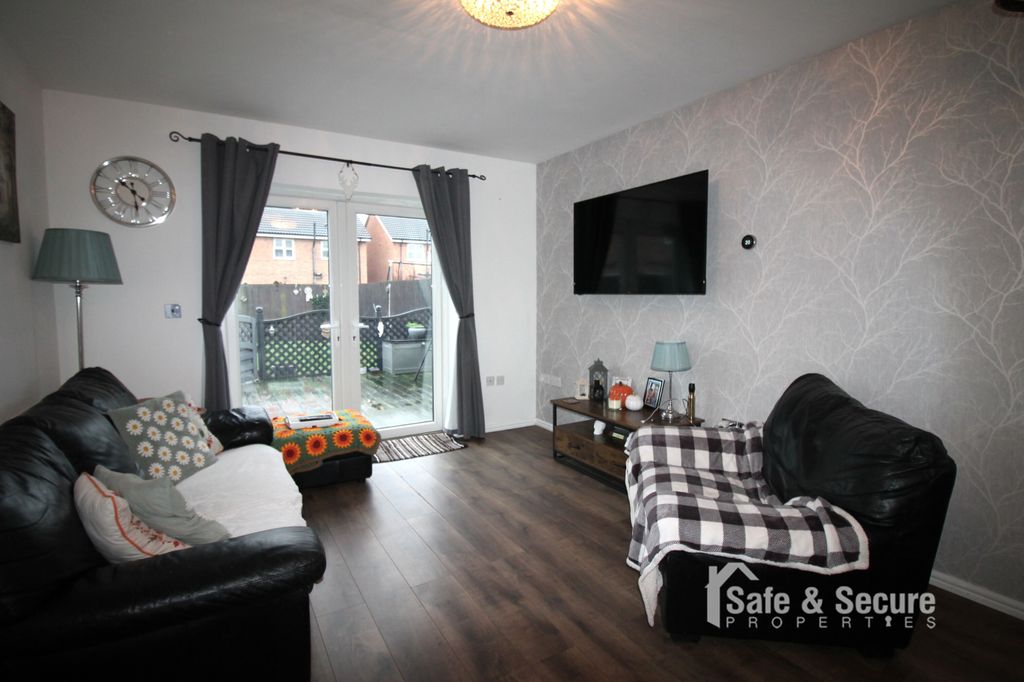 Property photo 2 of 17 Living Area (2)