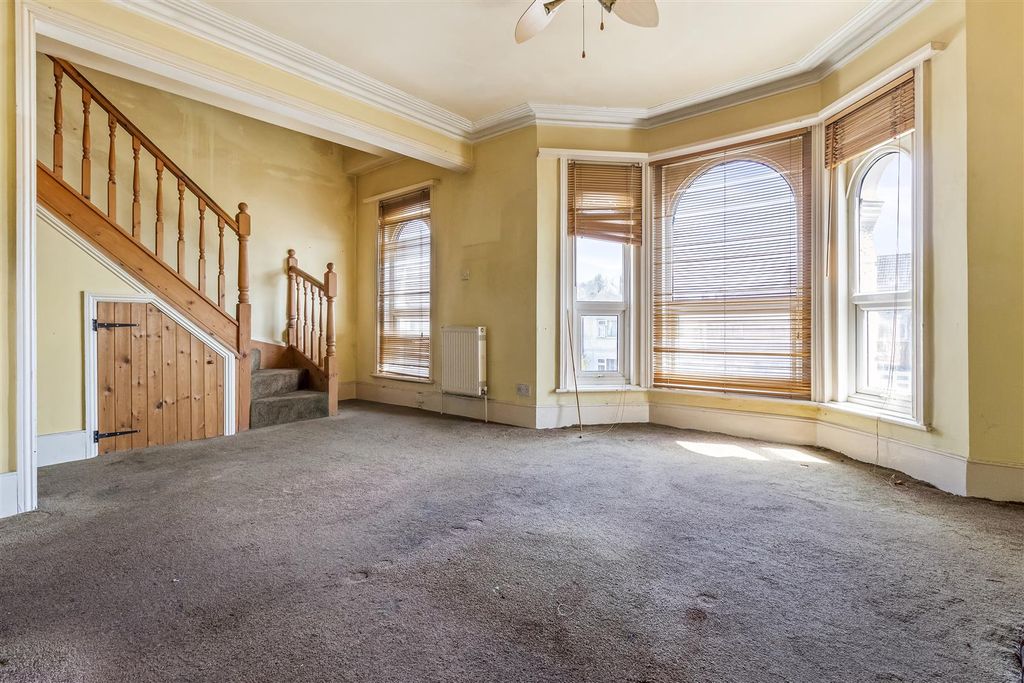 Property photo 3 of 14 Fff 29 Westcourt Road-002.Jpg