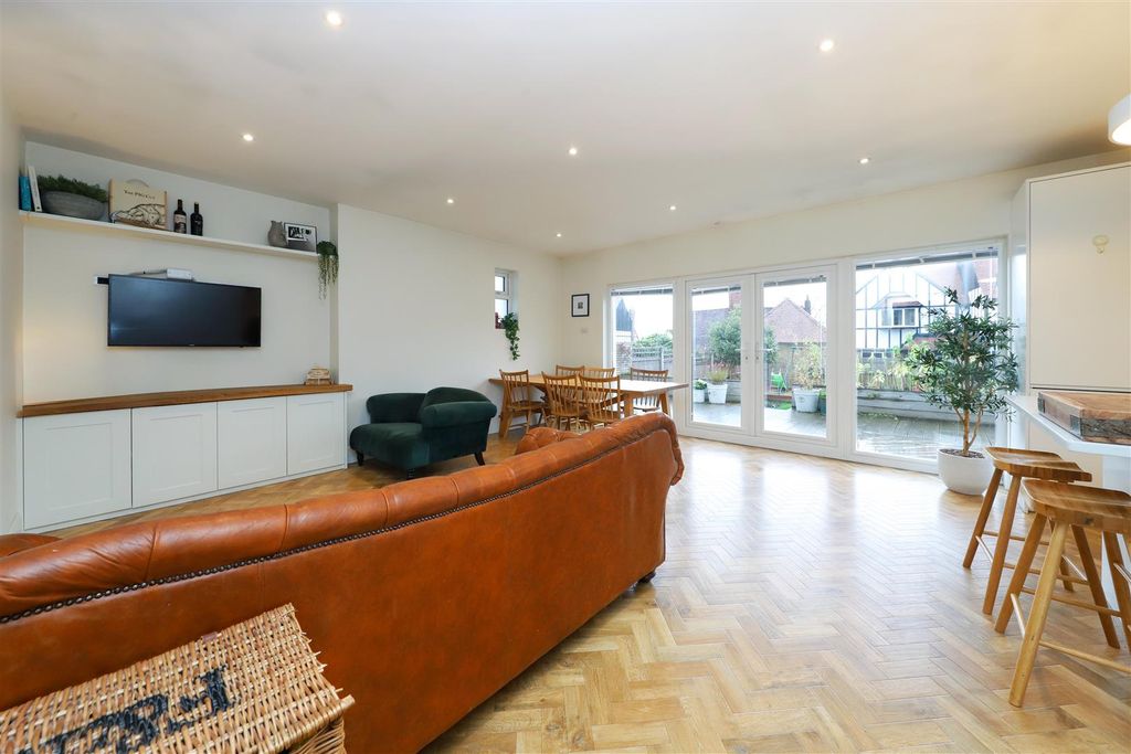 Property photo 3 of 18