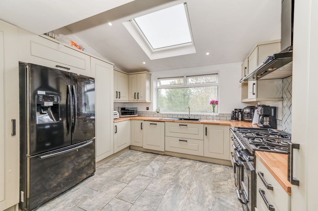 Property photo 2 of 25