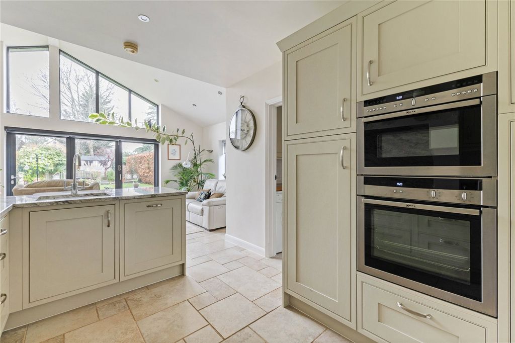 Property photo 3 of 11 Kitchen