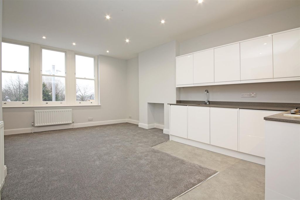 Property photo 1 of 7 Flat 2, 224 Tooting High Street Kitchen 2.Jpg