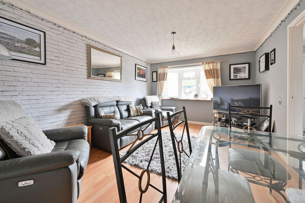Property photo 2 of 20
