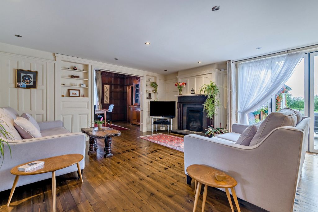 Property photo 2 of 18 Sitting Room