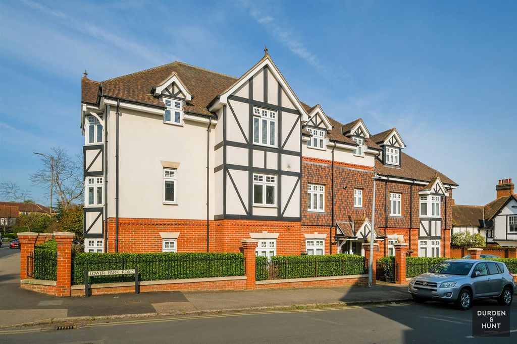 Property photo 1 of 25 Roding Court