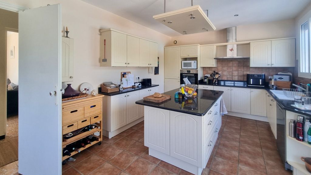 Property photo 3 of 21