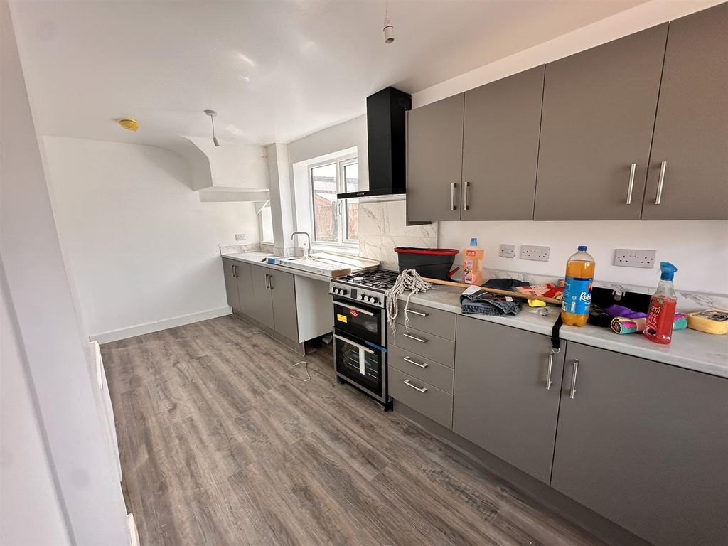 Property photo 3 of 9 Kitchen