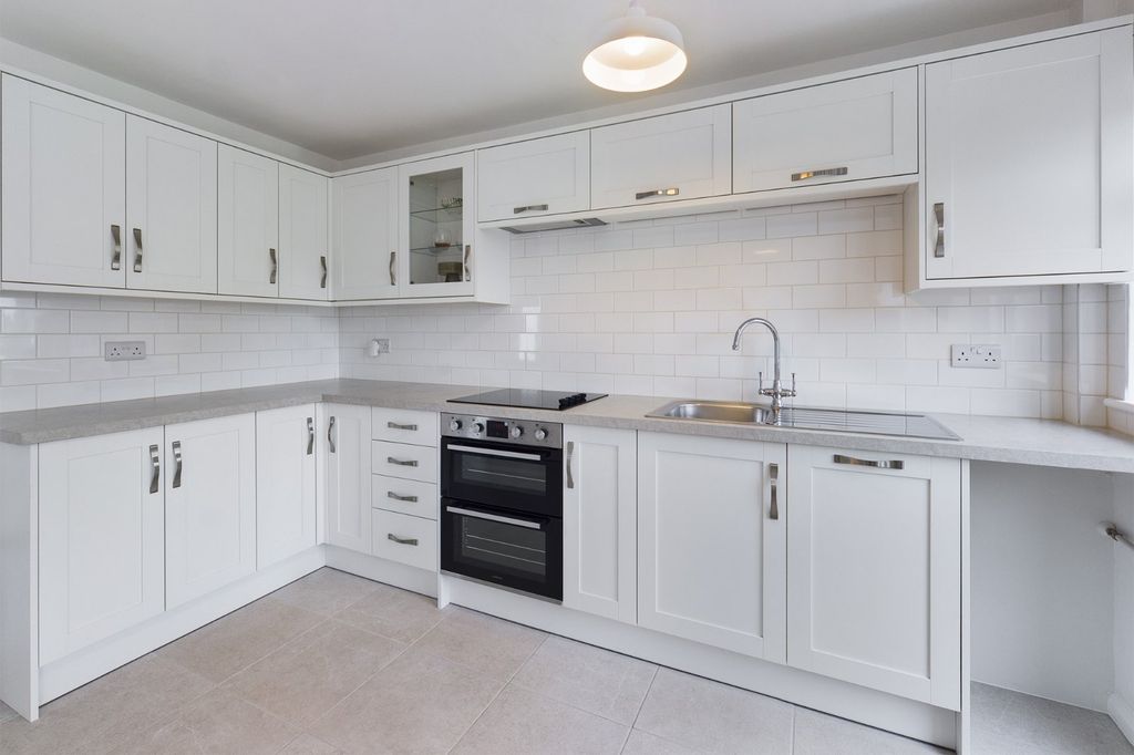 Property photo 3 of 12 Kitchen