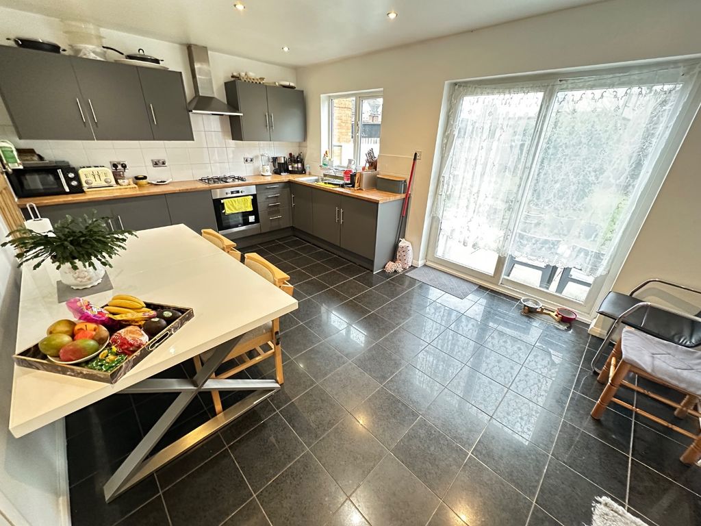 Property photo 3 of 14 4859532