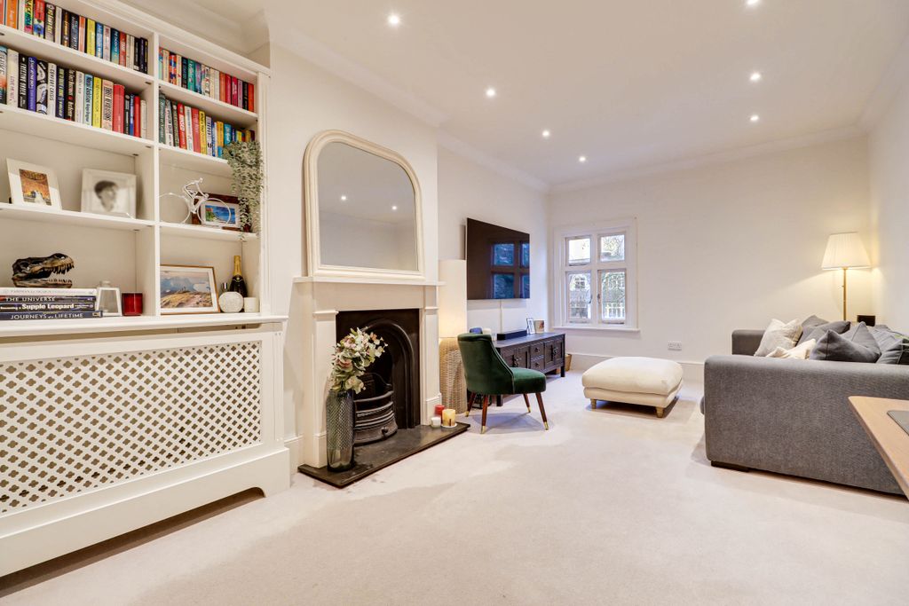 Property photo 3 of 12 Lounge