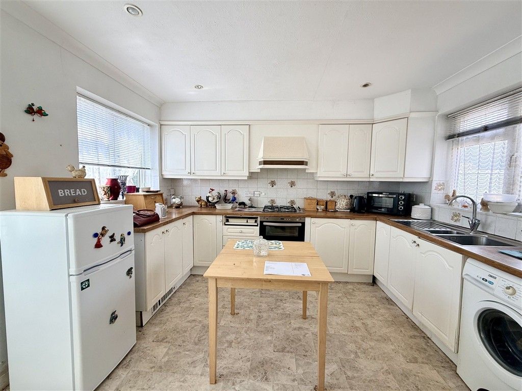 Property photo 3 of 9 Kitchen