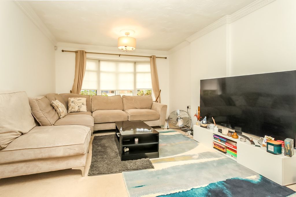 Property photo 3 of 13 Lounge