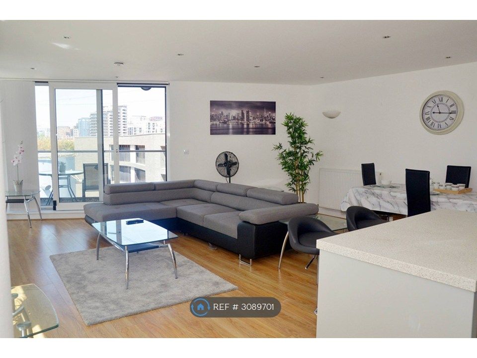 Property photo 1 of 16 Open Plan Lovely &amp; Spacious Living Room