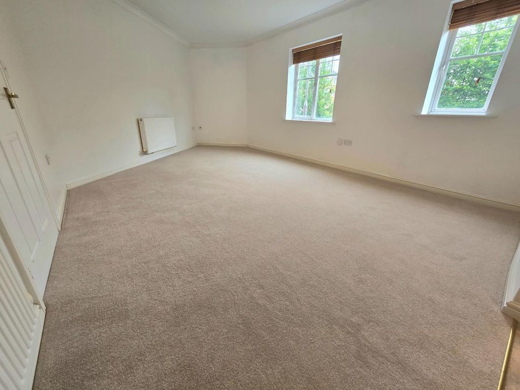 Property photo 2 of 9 Living / Dining Room