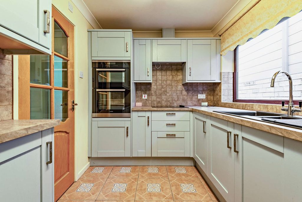 Property photo 2 of 25