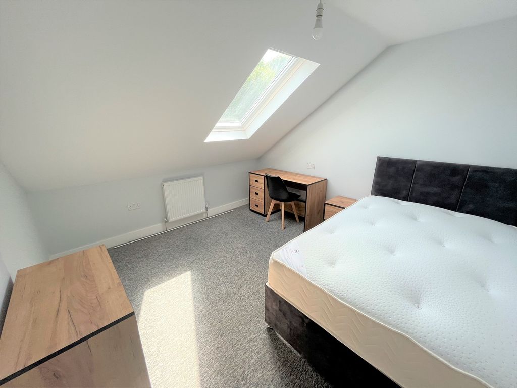 Property photo 3 of 20 A Spacious And Bright Double Bedroom With Modern F...