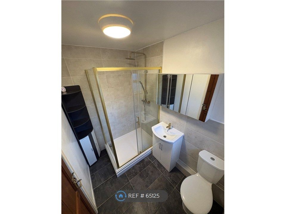 Property photo 3 of 10 Bathroom
