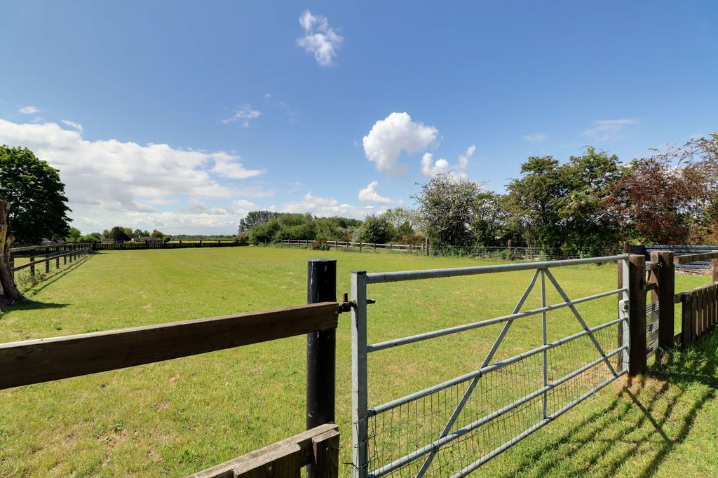 Property photo 2 of 32